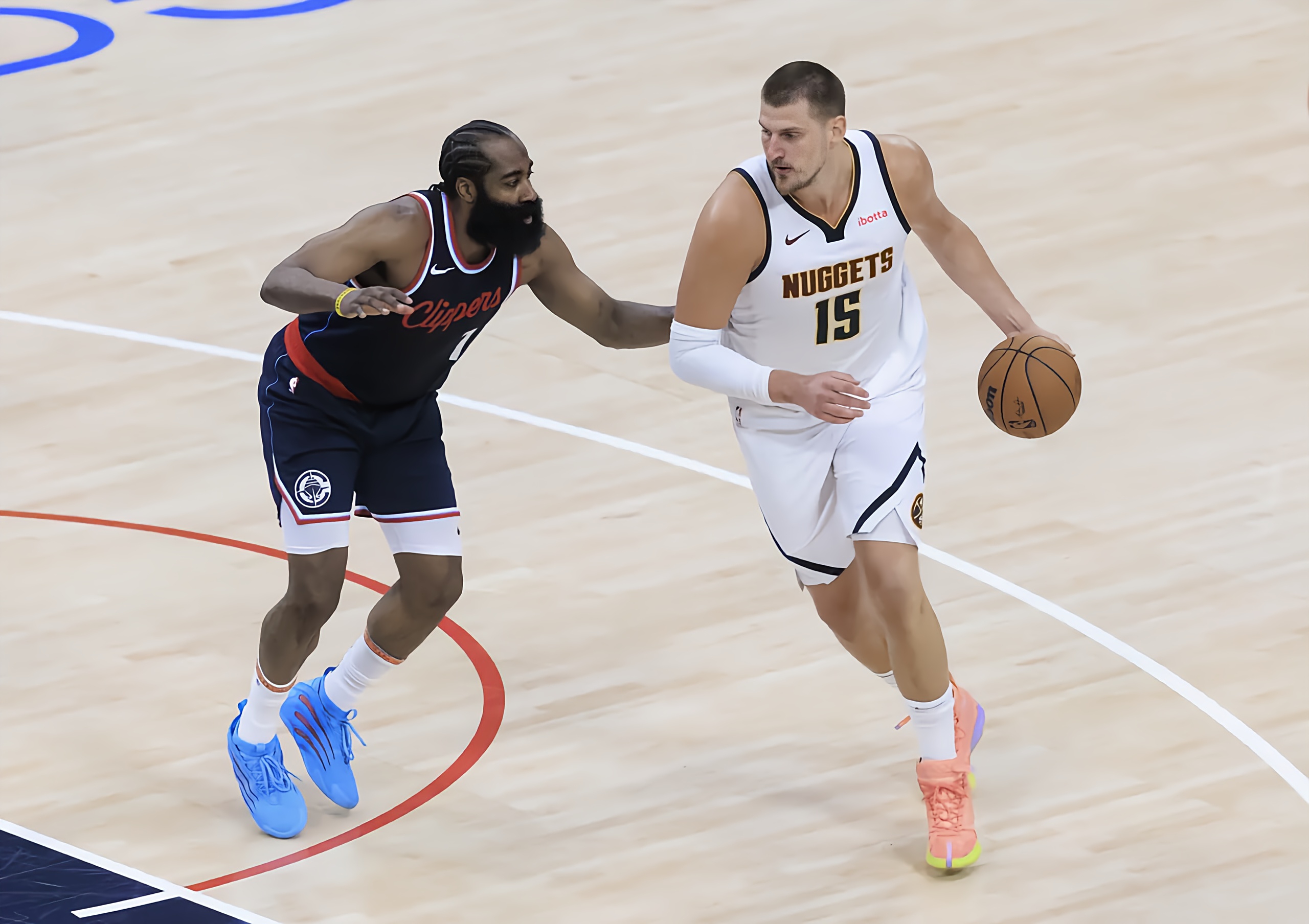 九游网页版-NBA季后赛赛后走向成谜，北京首钢复出首秀，气氛紧张，团队化学反应显著的简单介绍